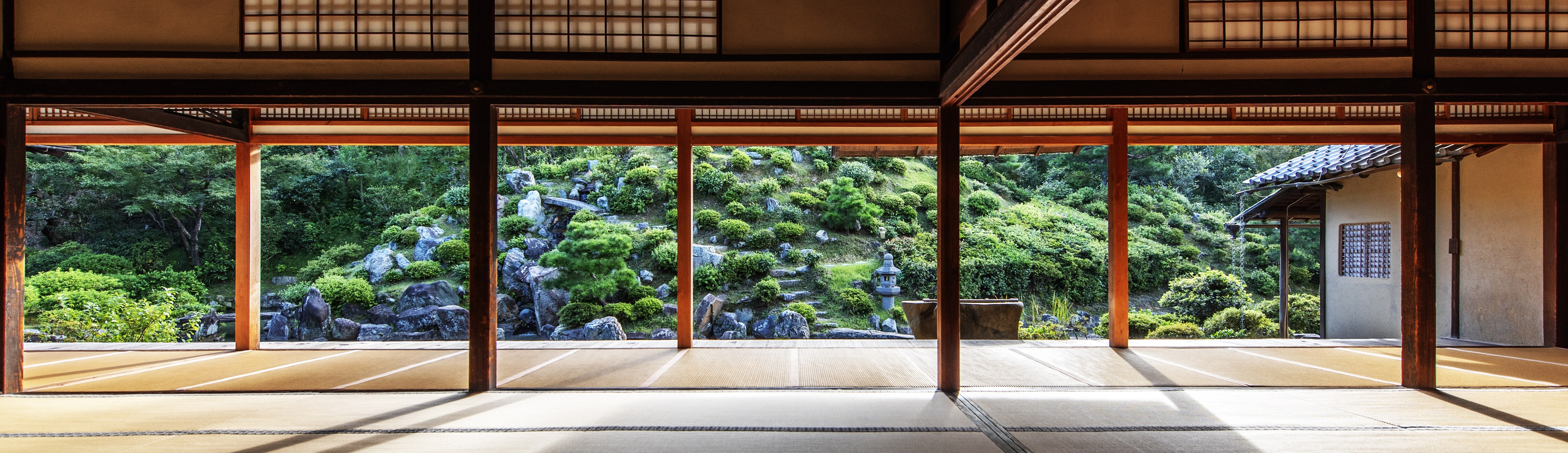 総本山智積院の庭園を望む堂内